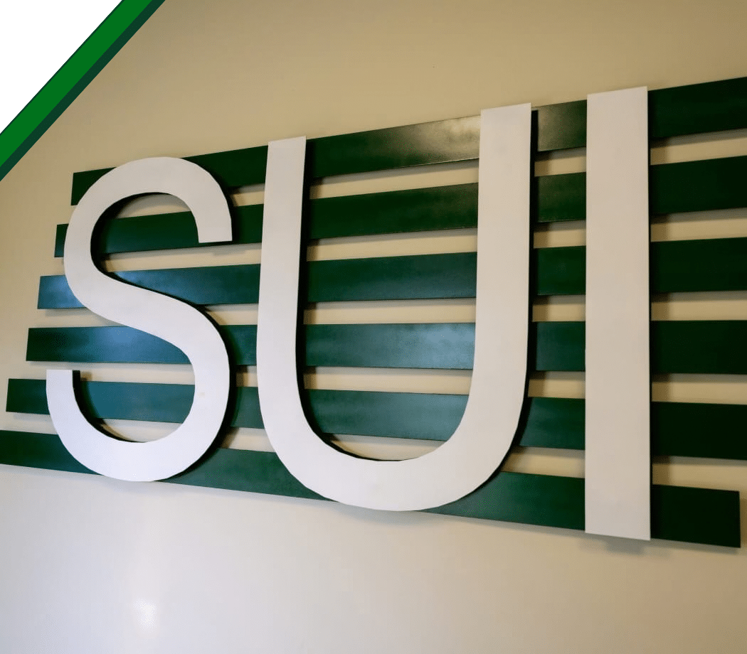 A metal sign showing SUI for Service Unlimited inc